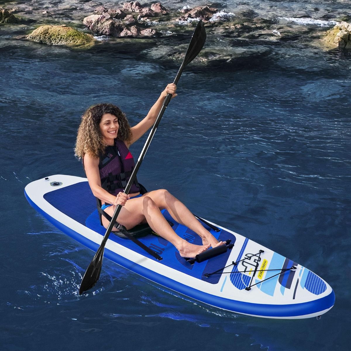 obrazek pani na paddleboardu rodiny s kajakem hydrofoce oceana